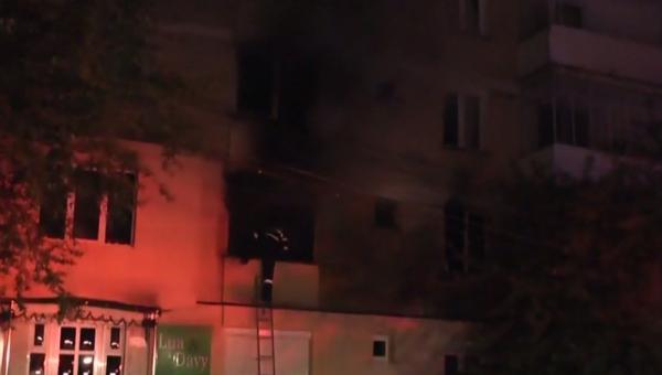 Incendiu puternic într-un apartament din Piatra Neamţ. Întreg imobilul a fost distrus