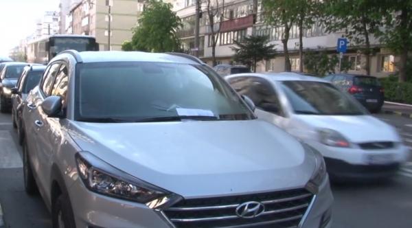 O mașină parcată neregulamentar a blocat un întreg bulevard, în Suceava