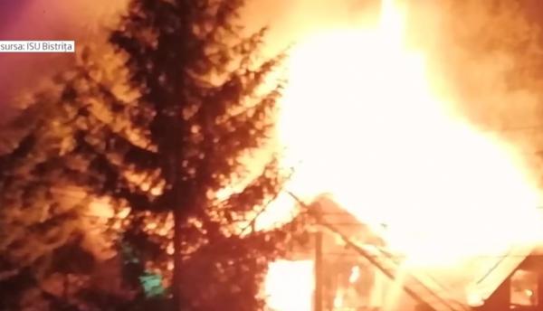 Incendiu violent la un motel din Bistriţa-Năsăud. Flăcări uriaşe au curpins acoperişul şi mansarda clădirii