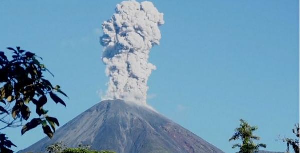 Erupţie vulcanică spectaculoasă în Ecuador (Video)