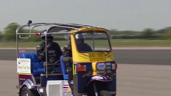 Record mondial de viteză doborât de un britanic cu un vehicul Tuk Tuk (Video)