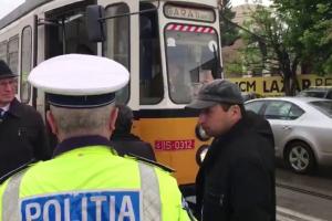 O femeie din Iaşi a fost prinsă între uşile unui tramvai şi târâtă pe asfalt