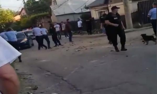 Scandal pornit într-un cartier din Iaşi, oprit după intervenţia a zeci de poliţişti, mascaţi şi jandarmi