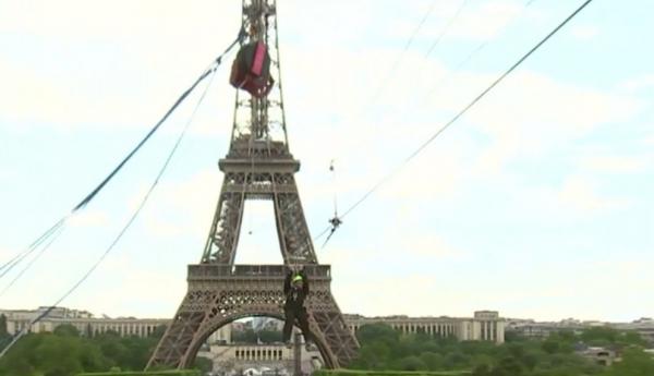 Amatorii de senzaţii tari care se află în Paris au posibilitatea să coboare de pe turnul Eiffel pe o tiroliană (Video)