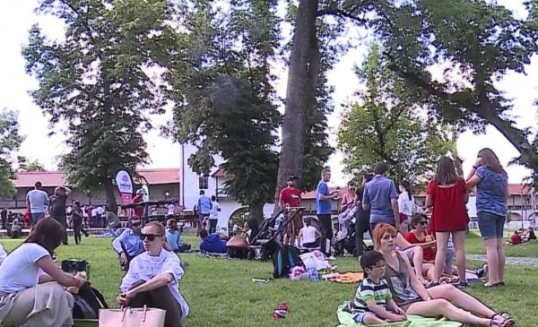 Sute de oameni au ieşit la iarbă verde pe esplanada cetăţii din Târgu Mureş (Video)