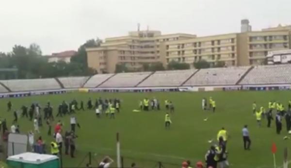 Scene şocante la finalul unui meci cu Steaua Bucureşti, după ce fanii au intrat pe teren şi au sărit la bataie