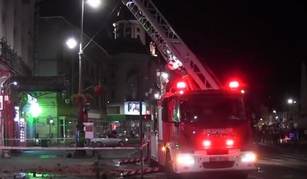 Hornul unei clădiri istorice s-a prăbușit peste o maşină, în centrul Aradului (Video)
