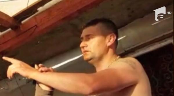 Individul care a atacat cu un topor un agent de poliţie a ajuns în faţa magistraţilor (Video)