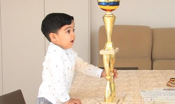Un copil de trei ani din Oradea are propria invenţie: un lansator de baloane cu spumă (Video)
