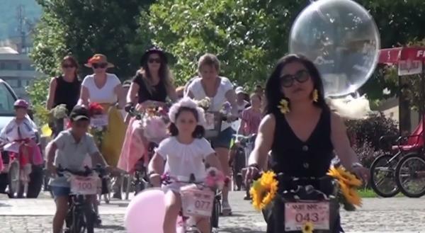 Sport îmbinat cu modă, în Alba Iulia, într-o inedită paradă cu biciclete (Video)