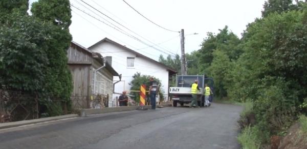 Locuitori din Suceava, izolaţi în casă de lucrările de asfaltare
