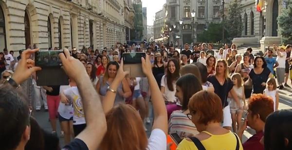 Zeci de persoane s-au alăturat unui flashmob inedit în Capitală