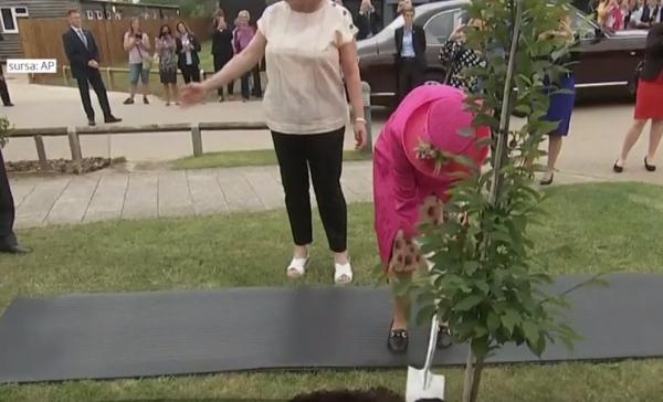 Regina Elisabeta a II-a a plantat simbolic un copac la institutul agricol Cambridge