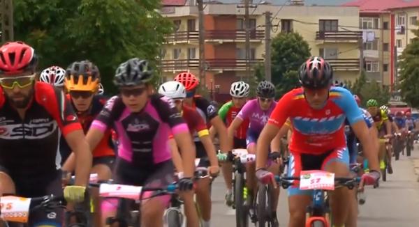 Peste 600 de iubitori de ciclism au participat la un concurs de mountain bike, în Argeş