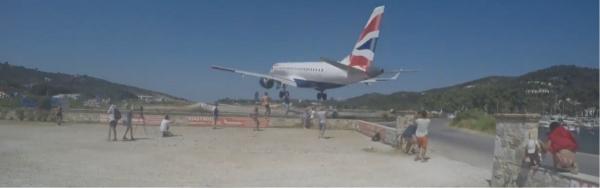 Avion surprins în imagini când ateriza extrem de aproape de o plajă plină cu turişti