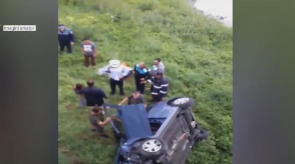 O familie a căzut în gol cu mașina, de la aproape 4 metri înălțime, în Maramureș