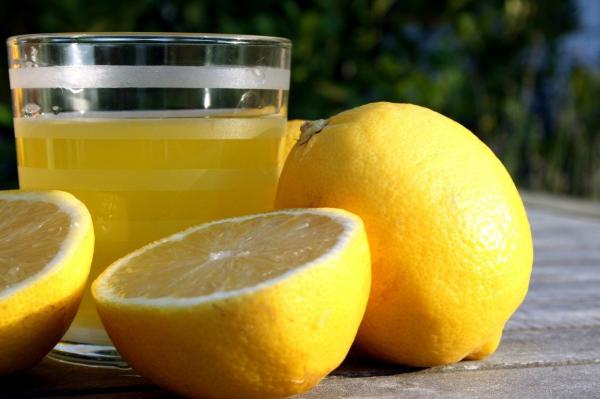 Clasica limonadă, una dintre cele mai apreciate băuturi pe timp de vară