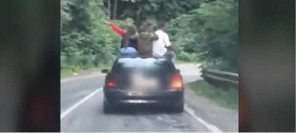Patru tineri, filmaţi în timp ce merg cocoţaţi pe capota unei maşini pe Transfăgărăşan