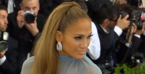 Jennifer Lopez arată, la 50 de ani, ca în tinereţe