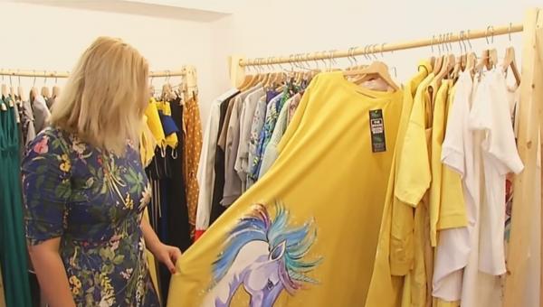 Românii cumpără multe haine de care nu au nevoie
