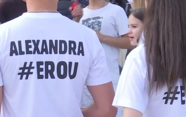 Zeci de tineri au ieşit în stradă, la Caracal, după ce Alexandra a fost ucisă de Gheorghe Dincă