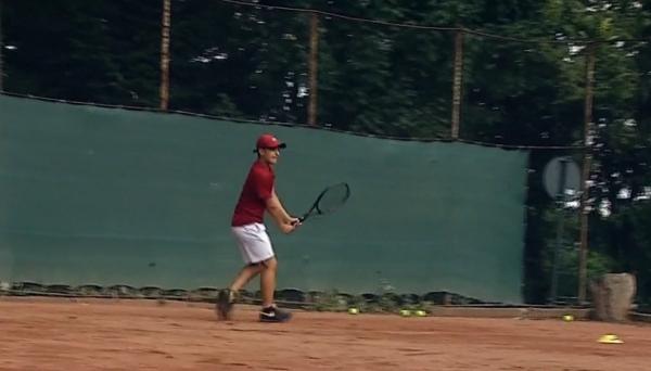 La 13 ani, Alex Predoi este considerat noua speranţă a tenisului românesc