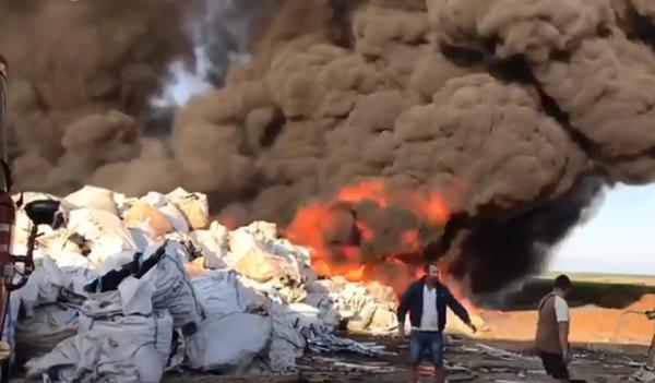 Incendiu uriaş în Bihor, la un depozit de deşeuri reciclabile