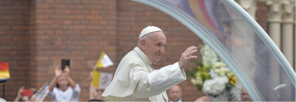 Cei 5.000 de euro găsiţi de un preot în timpul vizitei Papei la Blaj nu au fost revendicați