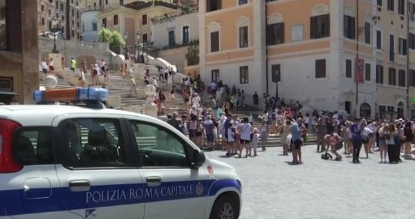 Roma a interzis așezatul pe treptele din Piața Spaniei