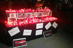 Altar de lumânări pentru Luiza și Alexandra, la protestul din Piața Victoriei (Video)