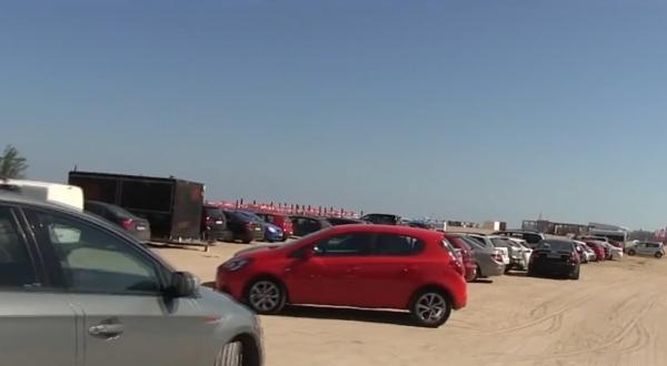 Plajă amenajată pe bani europeni, transformată în parcare de turiștii din Constanța