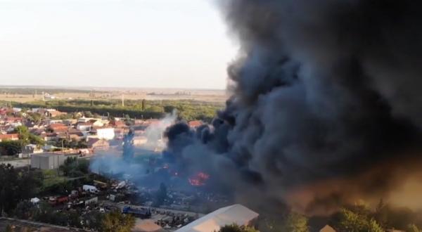 Incendiu uriaș și zeci de explozii în Buzău, la un depozit de fier vechi