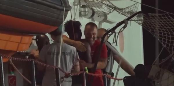 România a primit zece imigranţi de pe nava Open Arms