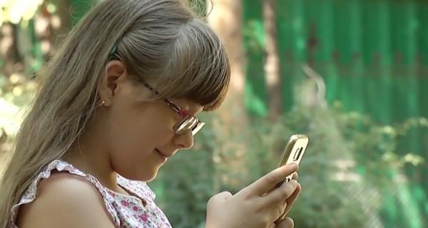 Copiii vorbesc mai târziu din cauza tehnologiei, avertizează medicii
