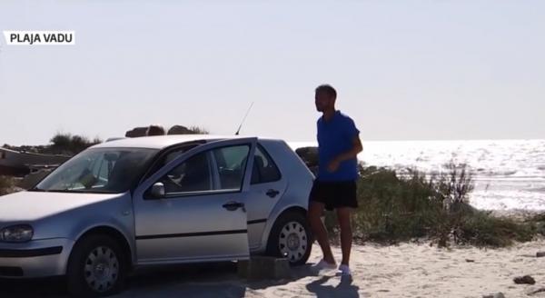 Turiştii care au campat ilegal pe plaja Vadu, amendaţi de jandarmi