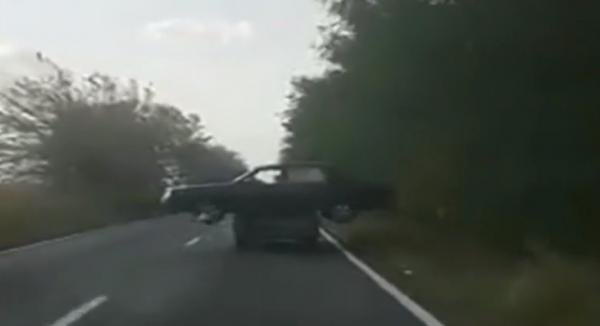 Șofer din România, filmat în trafic cu o mașină peste mașină