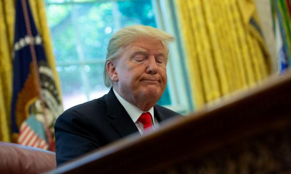 Donald Trump, nemulțumit că becurile LED îl fac să arate portocaliu