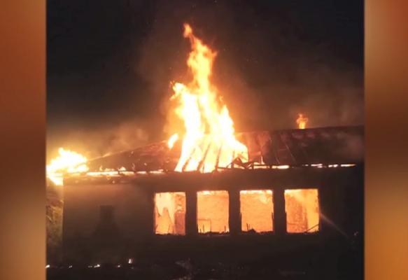 Panică într-o localitate din Argeş, după ce o şcoală a izbucnit în flăcări