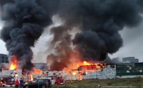 O hală de la marginea oraşului Cluj-Napoca a fost cuprinsă de un incendiu puternic