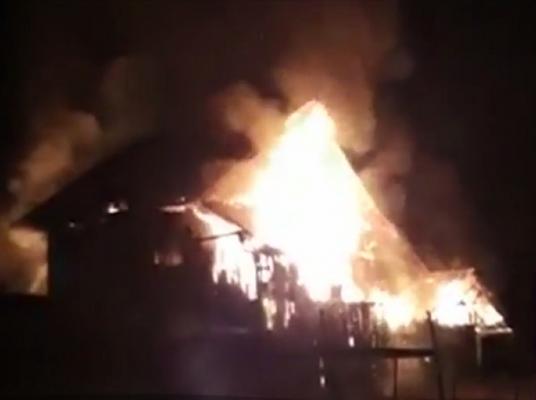 Cele două fetiţe şi mama lor care au pierit în incendiul din Neamţ dormeau când flăcările au cuprins întreaga casă