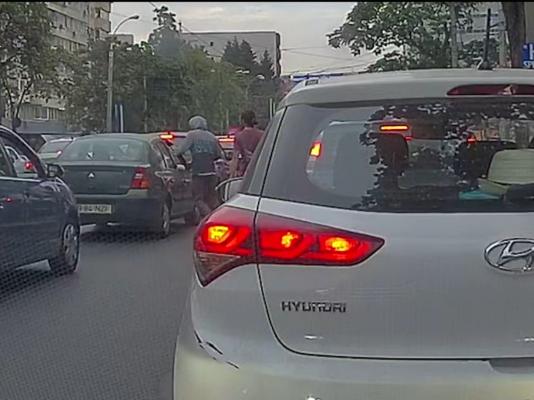 Bătaie în trafic, la Bucureşti. Mai multe persoane au fost bătute crunt de doi bărbaţi