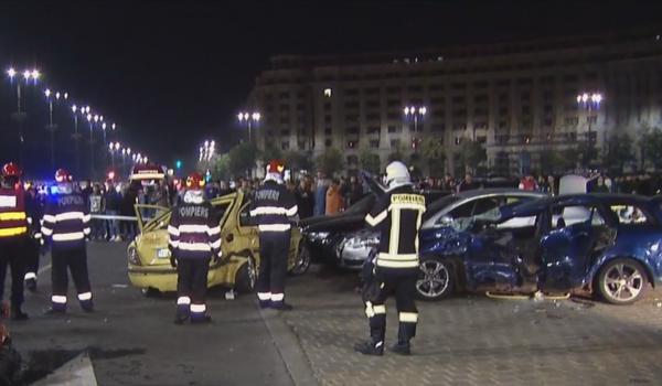 Șoferii care au lovit șapte mașini în Piața Constituției, suspectați de curse ilegale