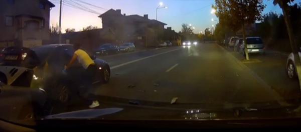 Două maşini s-au ciocnit violent pe o şosea din Bucureşti (Video)