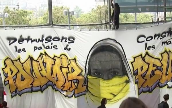 Protest ecologist spectaculos la Paris. Un mall a fost ocupat de sute de militanţi