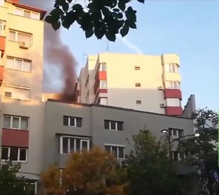 Incendiu violent izbucnit în apartamentul unui bloc din Capitală. Doi oameni au ajuns la spital