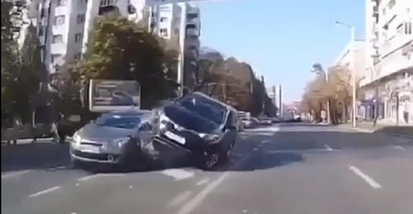 Accident spectaculos pe o stradă din Iaşi, între două maşini (Video)