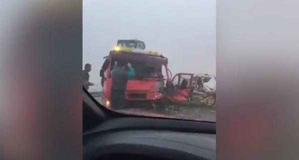 Imagini de groază în Brăila, şoferi striviţi la volan, într-un accident cu patru maşini şi 5 victime (video)