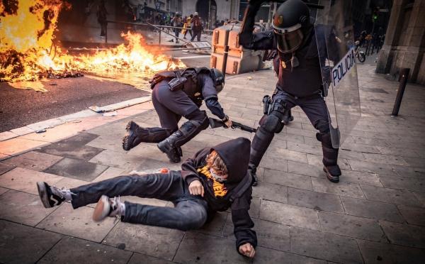 Români martori la violențele din Barcelona: ”Atâta ură nu am văzut” (Video)