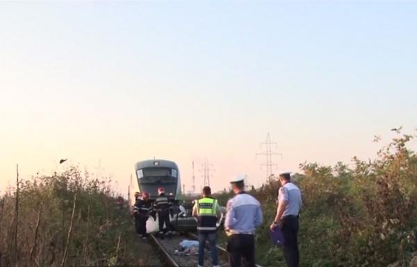 Doi bătrâni din Dâmboviţa şi-au găsit sfârşitul, după ce maşina în care se aflau a fost spulberată de tren