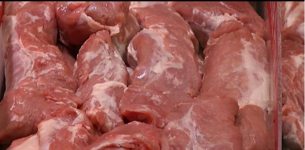 Românii fac produse tradiţionale de Crăciun cu carne de porc din import, din cauza pestei porcine